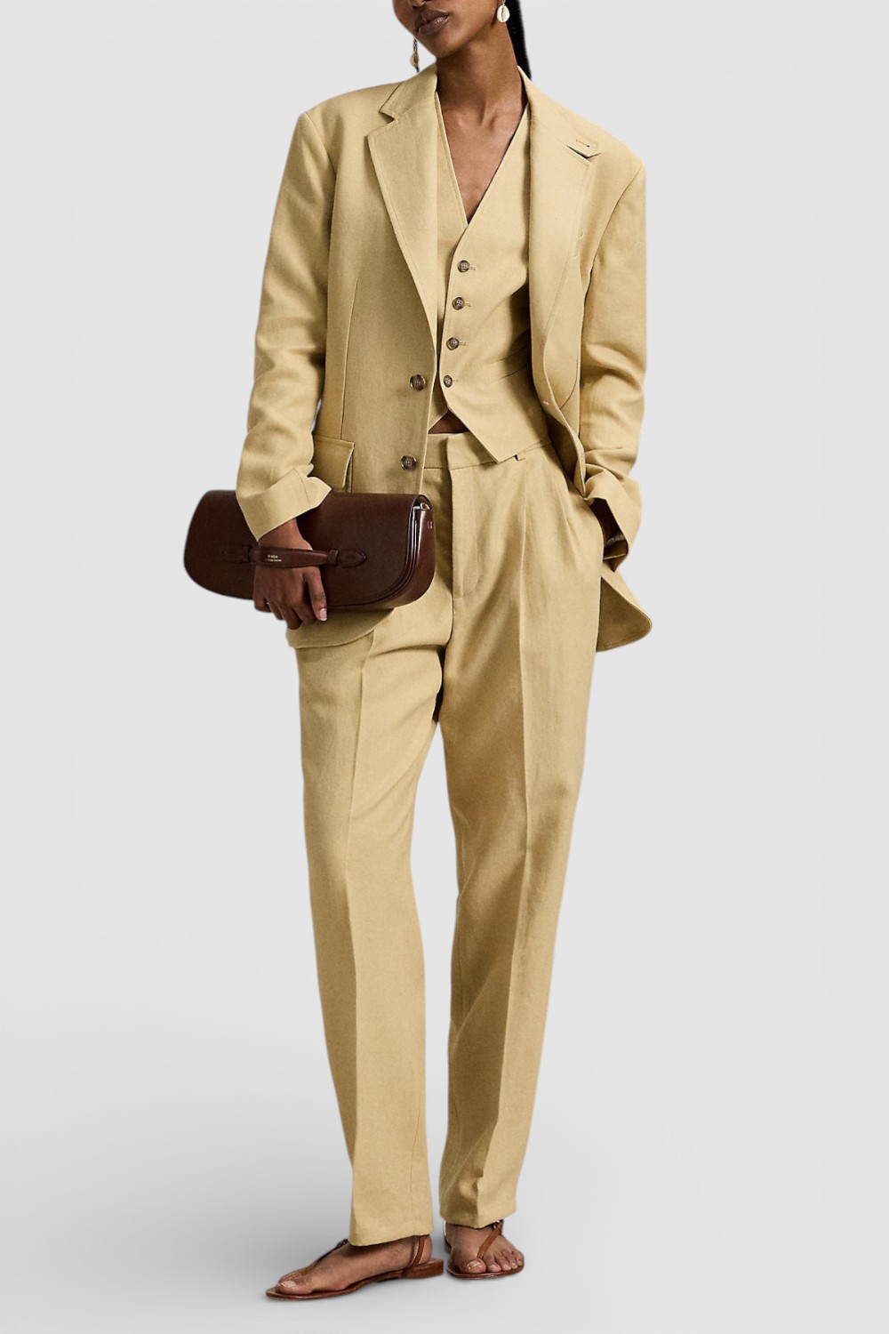 תמונת כל הלוק של ווסט כפתורים